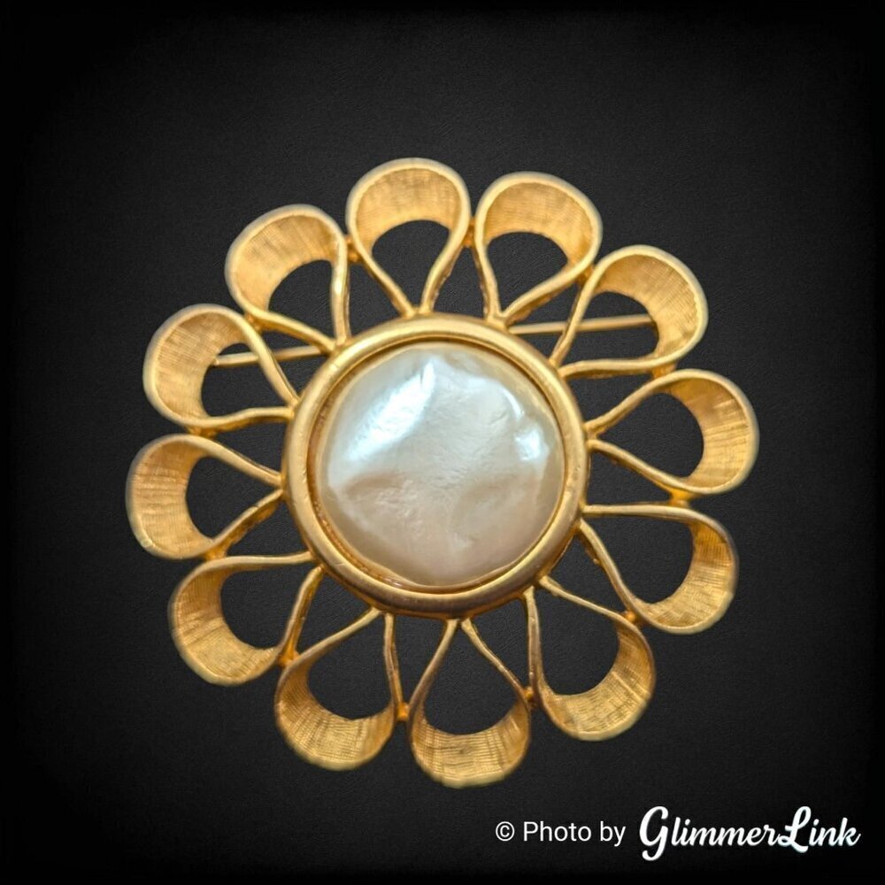 Vintage Large Round Flower Teardrop Petals Faux Pearl Brushed Gold Tone Brooch